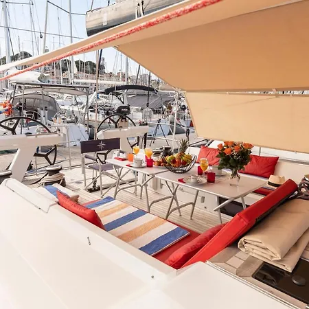 Voilier Luxe Face Au Palais Båthotell